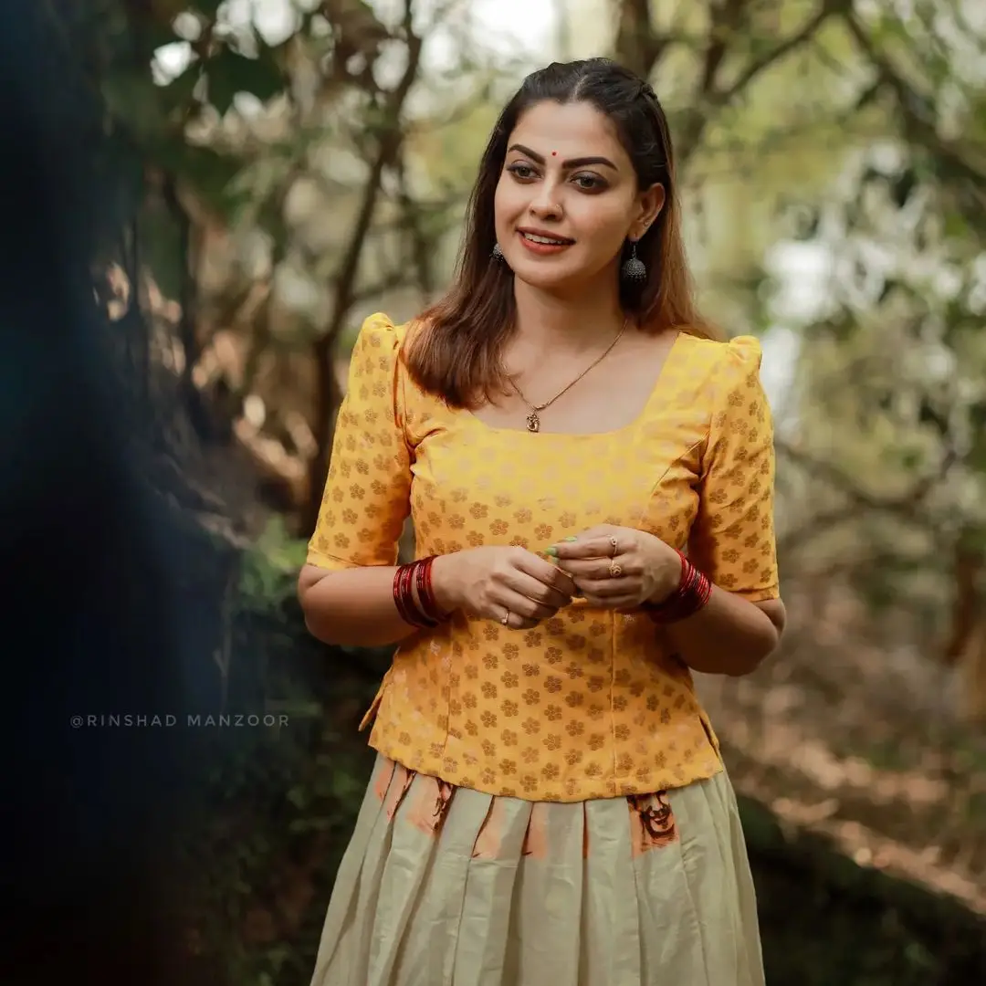 ANUSREE NAIR WEARING BEAUTIFUL EARRINGS JEWELLERY YELLOW LEHENGA CHOLI